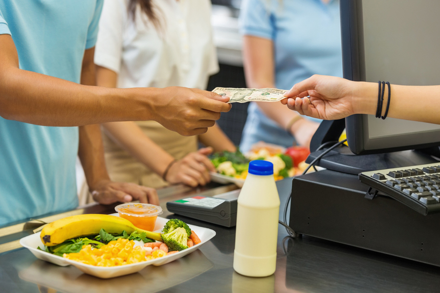 Sparförslaget: Låt gymnasieeleverna betala för lunchen!