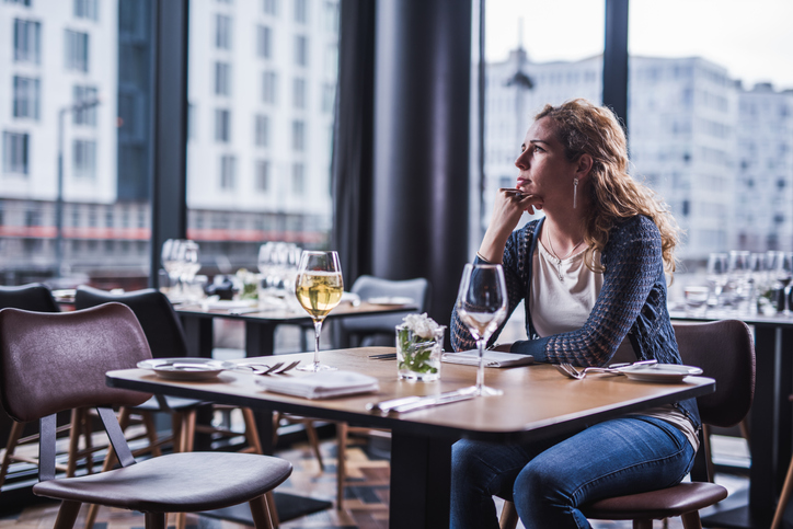 Bara en person åt gången i köpcentrum-restauranger