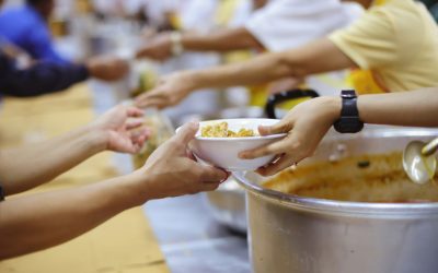 Skola skänker mat till välgörenhet